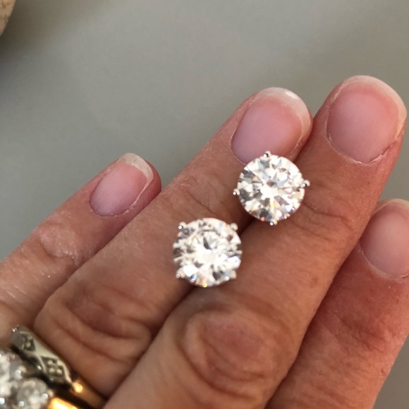 Beautiful 1 cm Cubic Zirconia Stud Earrings - Picture 3 of 3